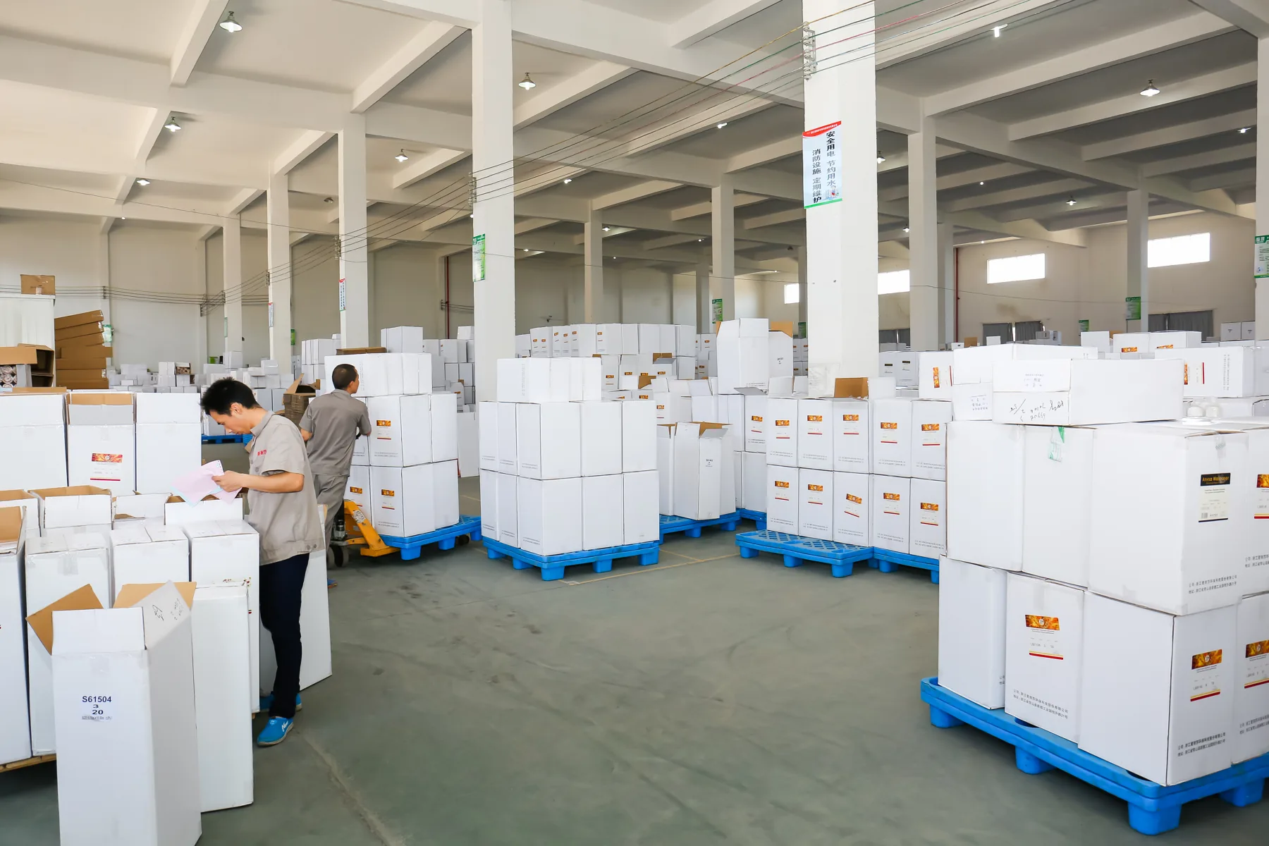 Finished-goods warehouse, order picking
